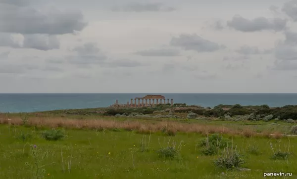 Вид на Храм С и Средиземное море.