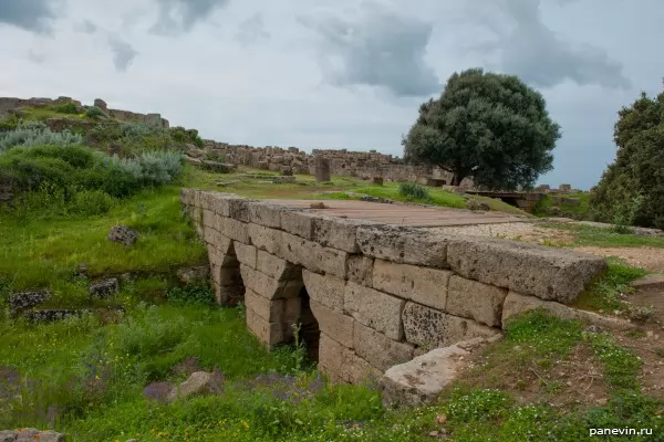 Мост к северным воротам форта крепости Селинунт