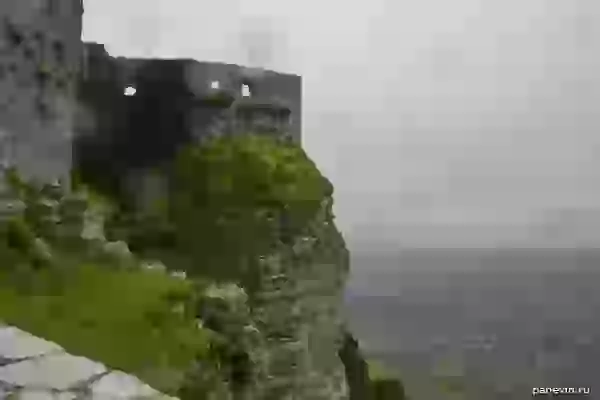 Крепостная стена замка впритык к отвесной скале