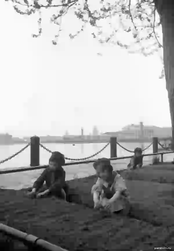 Дети у грядок на набережной в Ленинграде.1942