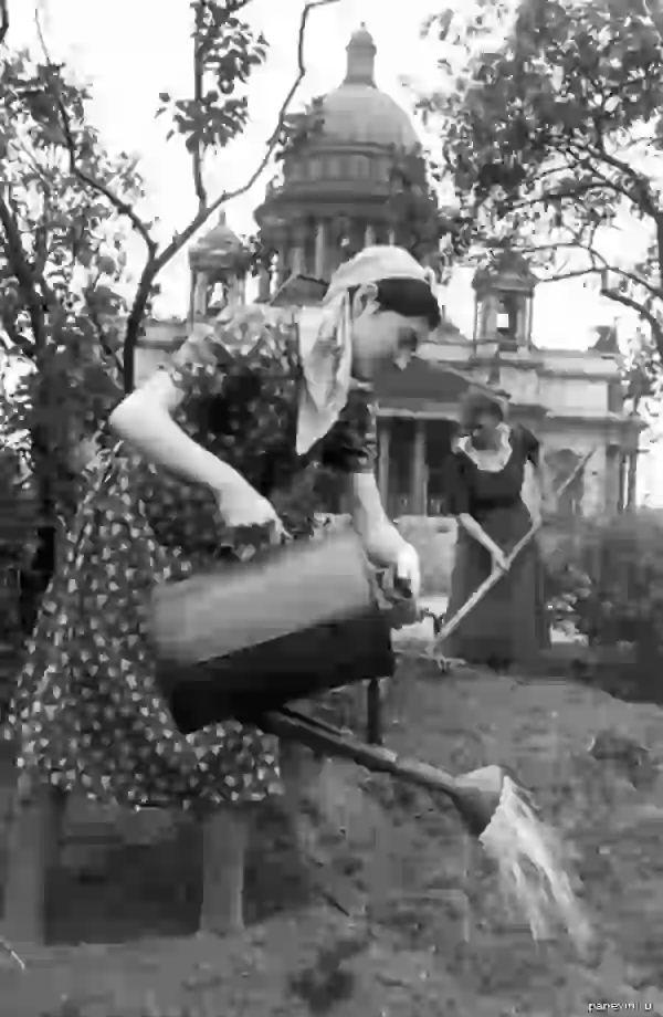 Обработка огорода, разбитого в сквере возле Исаакиевского собора. 1942 г.