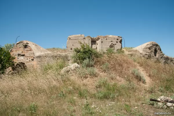 Central traverse of 16th battery with niches for installation of a board with the name and battery icons