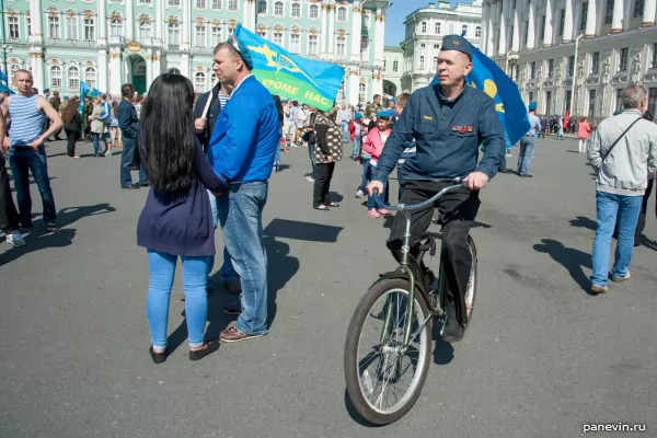 Служивый на велосипеде