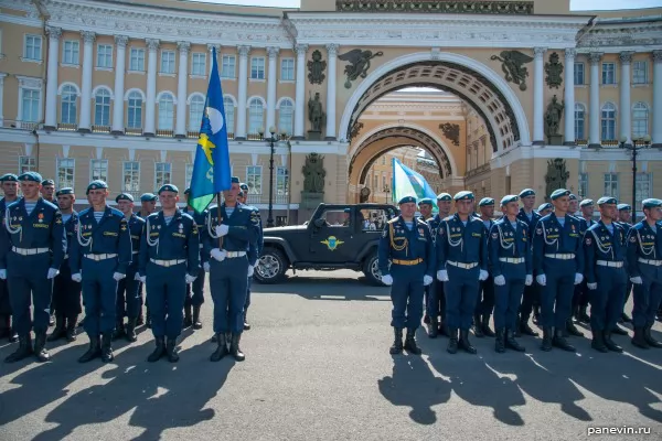 Стройку курсантов - будущих ВДВшников перед аркой Главного штаба
