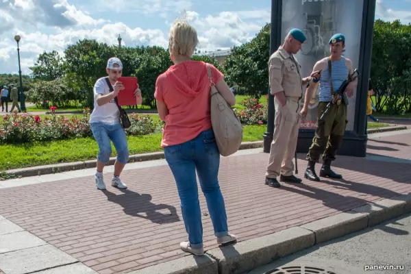 Фото на фоне бронетранспортёра