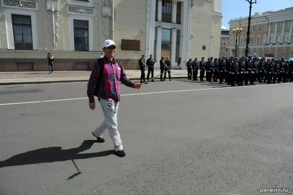 Турист с палкой для селфи