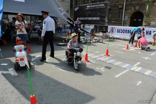  Officer of traffic police explains to children of traffic regulations