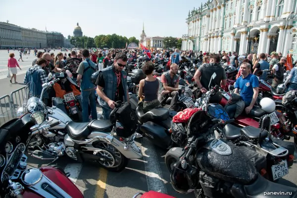 Ряды байков на Дворцовой площади