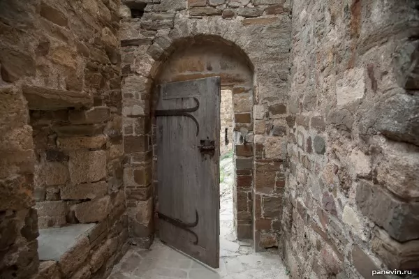 Дверь внутри башни