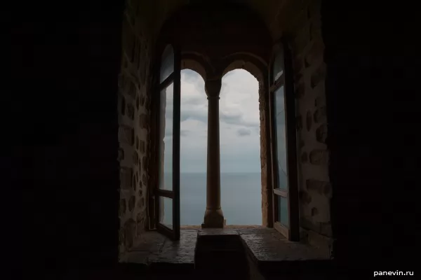 Окно башни, вид на море