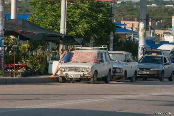 Лобовое стекло, закрытое ковром