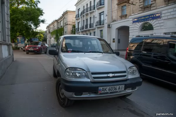 Украинский автономер с заклеенным флагом