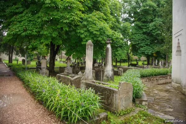 Древние могилы ханского кладбища