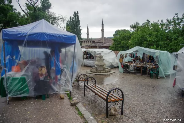 Сувенирные палатки перед дворцом