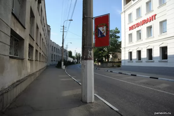 Герб Севастополя на столбе