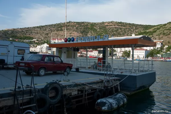 Filling station for boats