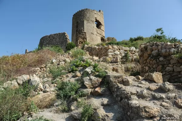 Руины генуэзской крепости, одна из башен