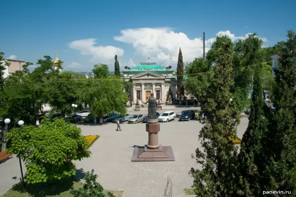 Памятник Екатерине II — основателю Севастополя