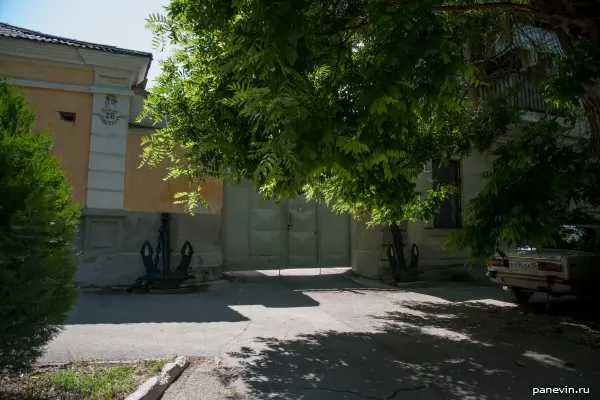 Gate of a naval unit