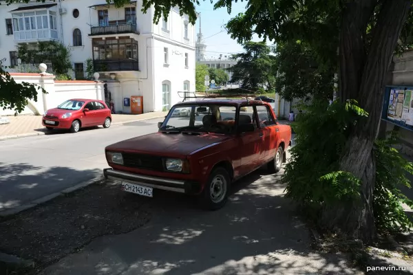 Украинский номер, заклеенный нашим флагом