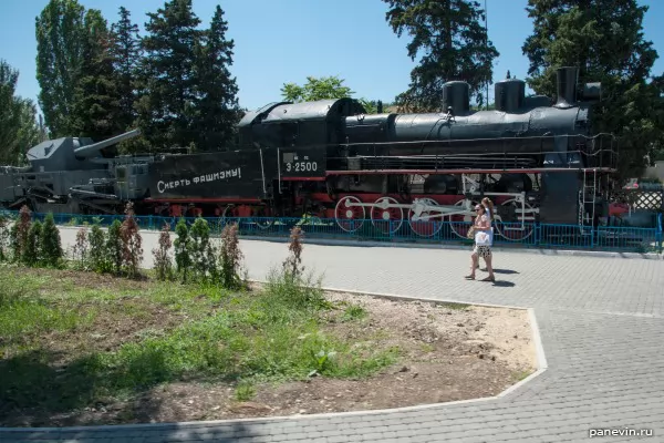 Паровоз-памятник бронепоезду «Железняков» с корабельным орудием на платформе