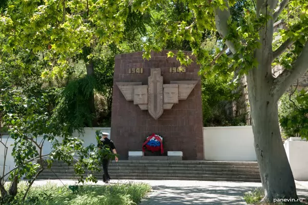 Памятник защитникам Севастополя