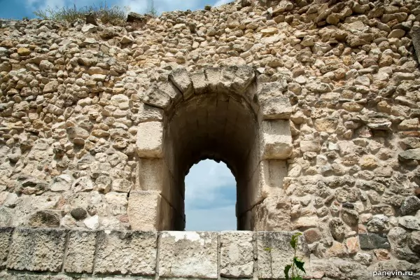 Arch aperture in a fortification