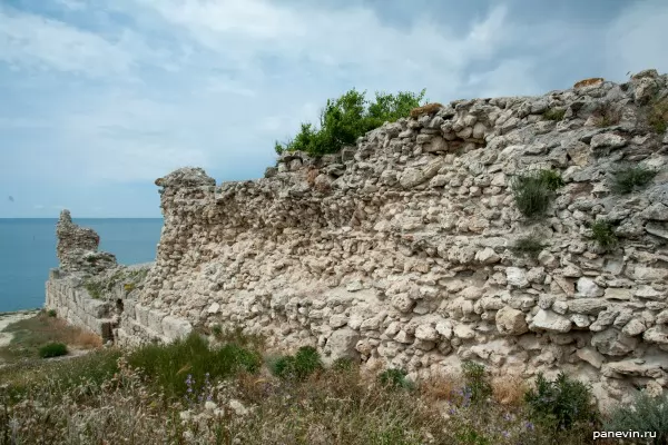 Часть крепостной стены и западные ворота