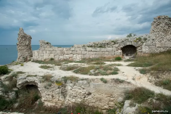 Часть крепостной стены и западные ворота
