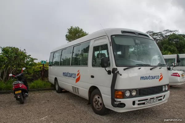 Minibus with an air inlet pipe