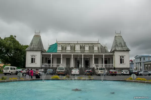 Старинный колониальный домик (L`hotel de ville)