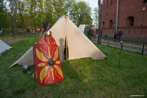 Палатка и щиты