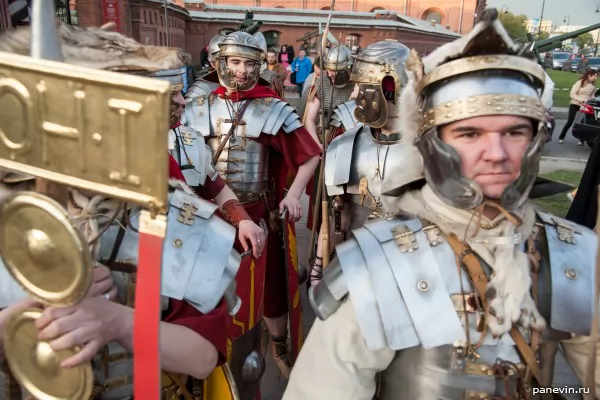 Колонна римских легионеров