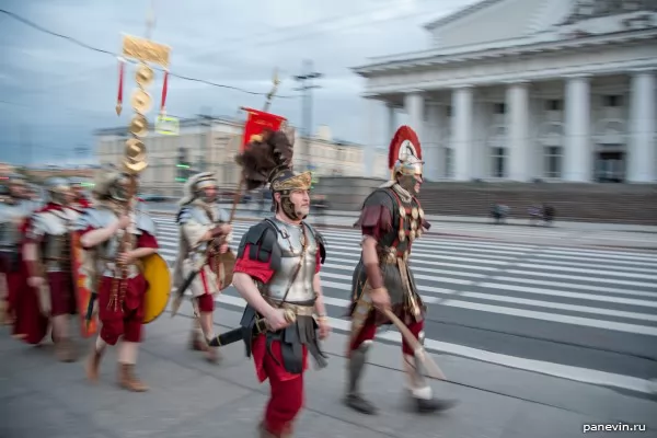 Колонна римских легионеров, Стрелка Васильевского острова