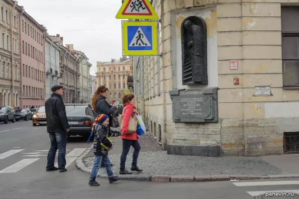 Барельеф на доме Раскольникова