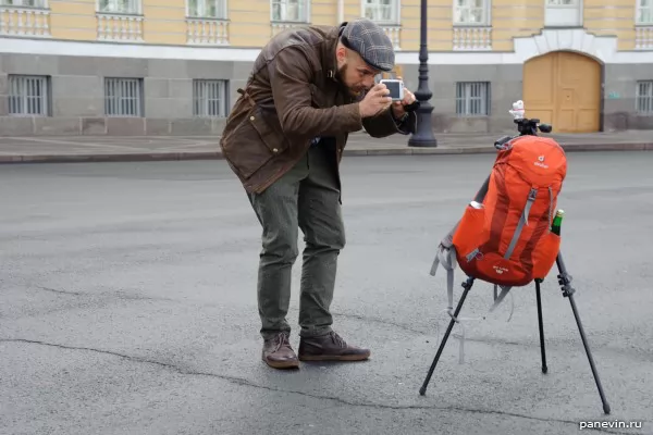 Турист фотографирует бегемотика