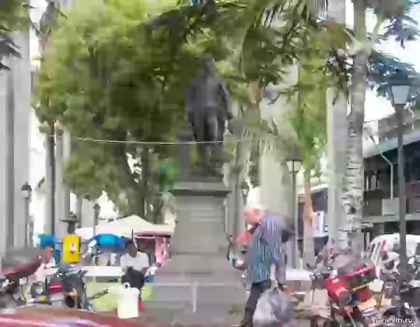 Monument to the governor of Mauritius (1883-1889) to sir John Popehennesi