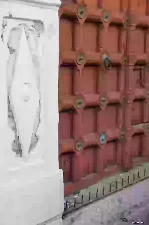 Шипы у дверей мечети