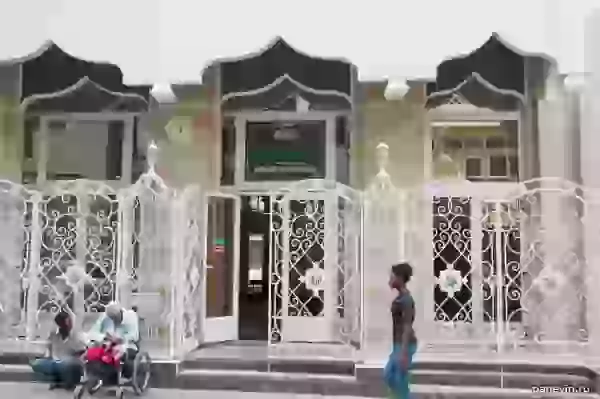 Витиеватая решётка мечети