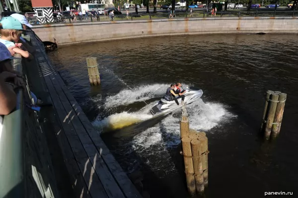 Водный мотоцикл и фигура зайца у Петропавловки