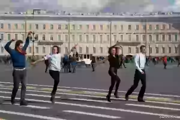 Palace Square, the people poses for a photo