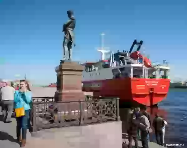 «Пётр Анохин» и памятник Крузенштерну