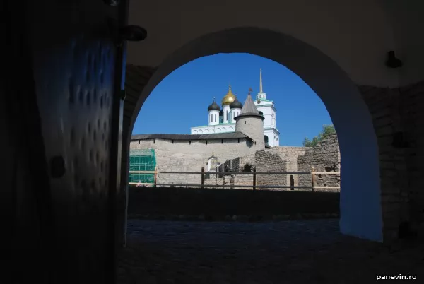Sacred gate of the Rybnitskaya tower, a view on the Troitsky cathedral