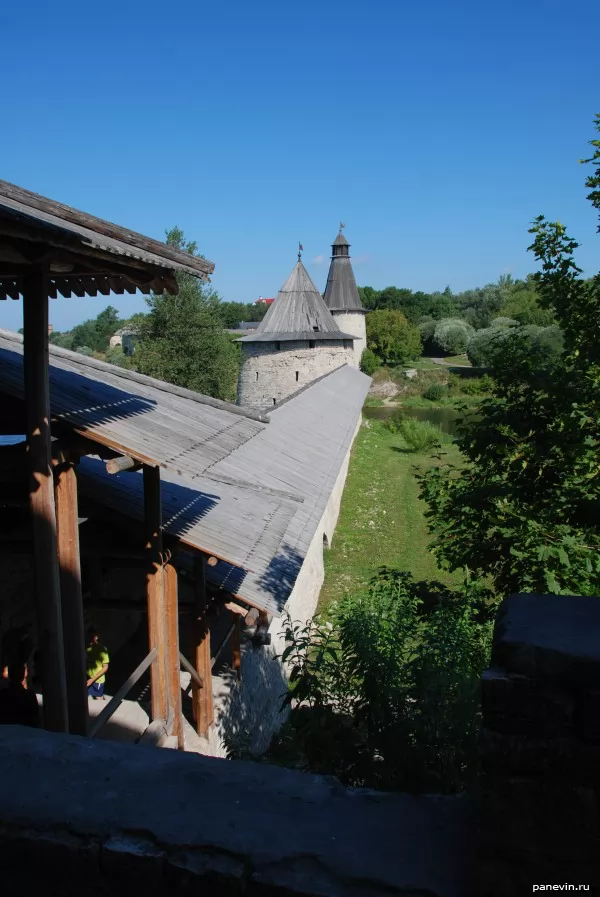 Fortress towers, Top lattices and Bottom