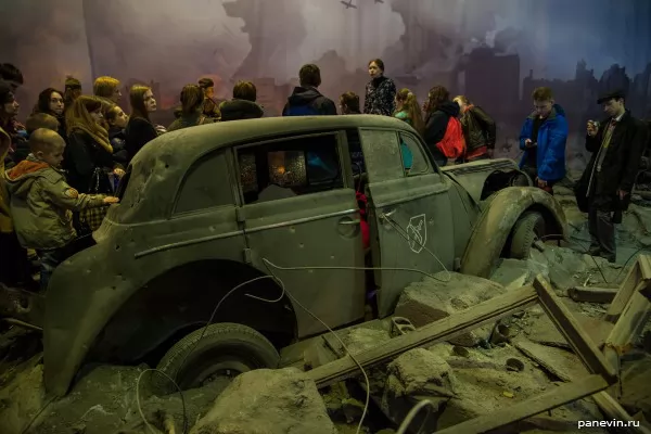 Разбитый легковой автомобиль дивизии СС «Валлония»