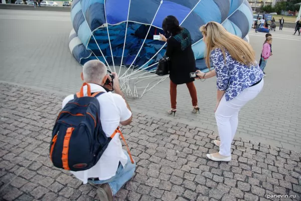 Spectators and a balloon