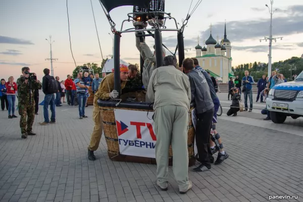 Aeronauts have pulled hard on a sphere basket that that has not departed