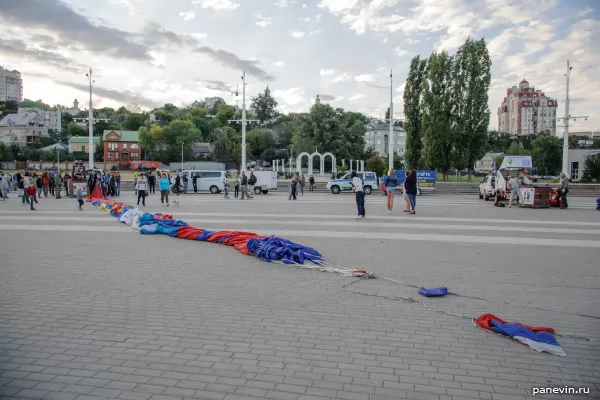 At first, balloons put on the ground