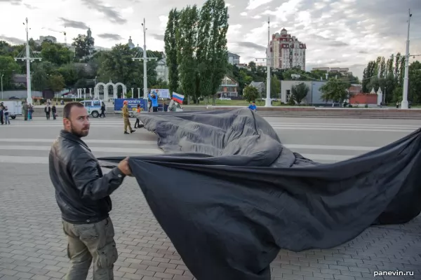 Воздухоплаватели раскладывают чехол