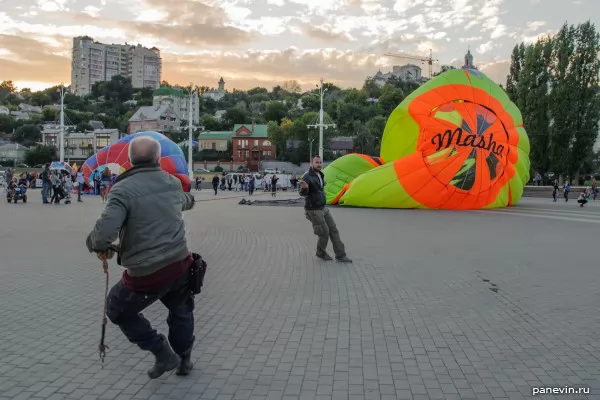 Наполнение шара воздухом